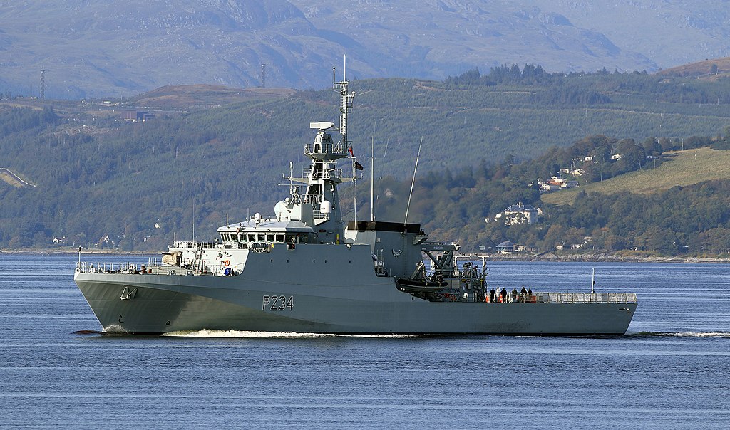 HMS Spey seglar genom Taiwan-sundet – Kina kallar handlingen en provokation