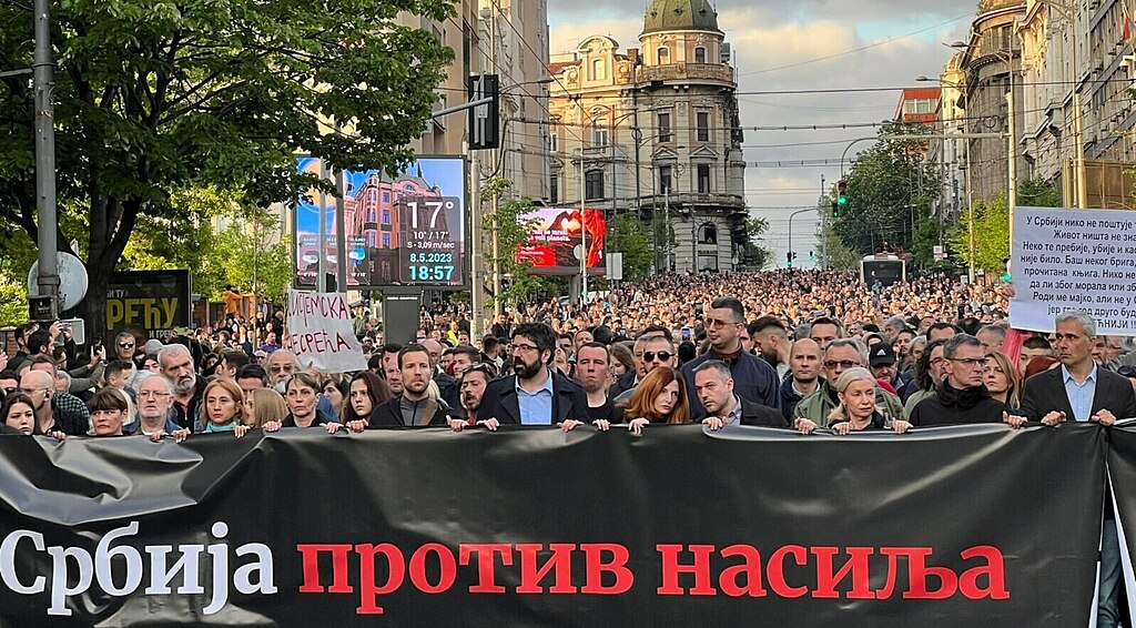 Stor demonstration skakar Serbiens populistiska regering