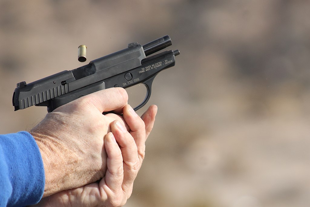 Noah Wulf, CC BY-SA 4.0 Sig Sauer: https://creativecommons.org/licenses/by-sa/4.0, via Wikimedia Commons