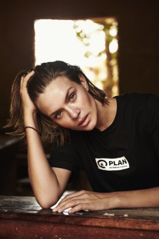 Josephine Skriver donerar hela sitt modeveckosarvode till flickor i nöd